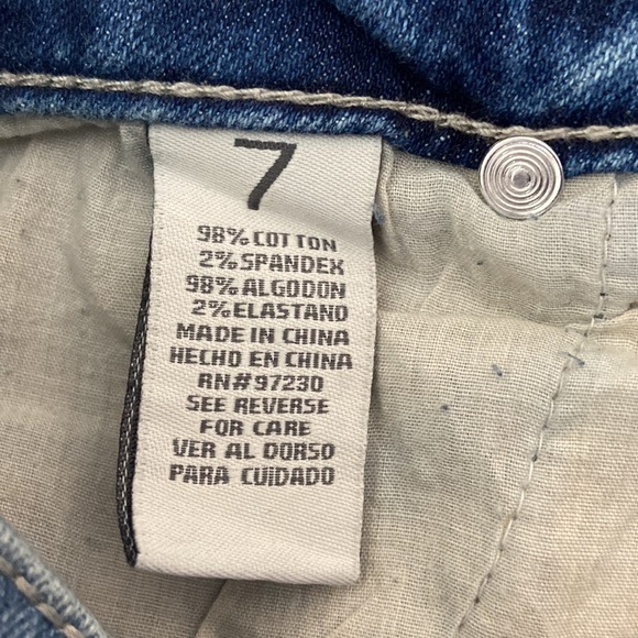 Almost Famous Distressed Jean Size 7 - Picture 9 of 10